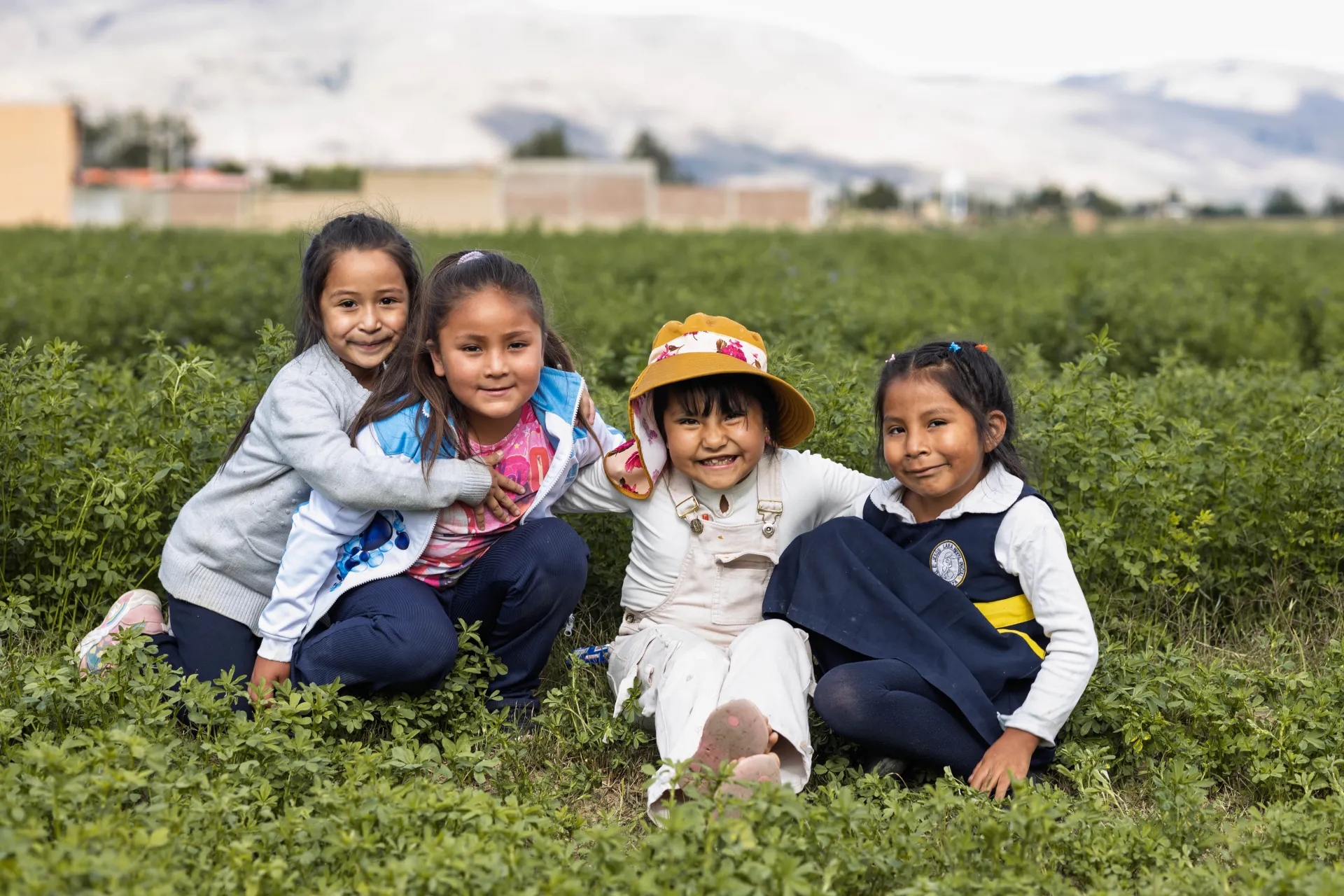 Niños corriendo en un campo